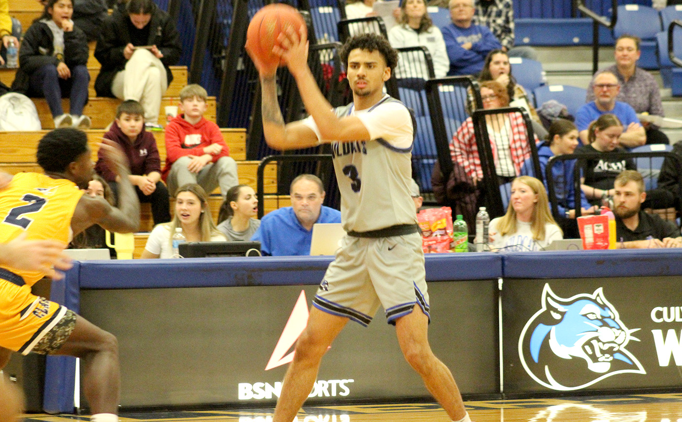 Men's Basketball Loses to Clarke on Late Basket