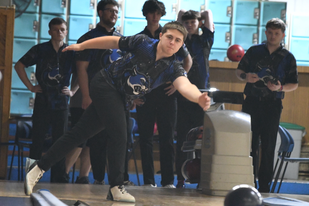 Men's Bowling Places 14th at Warhawk Open