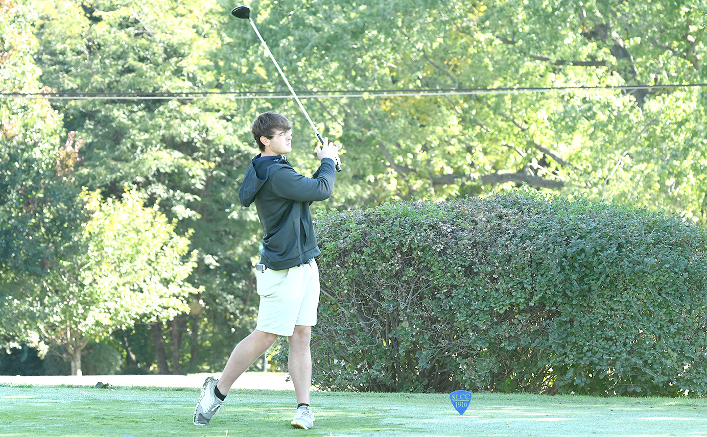 Men's Golf Rallies from 14 Strokes Down to Win Quincy Invitational