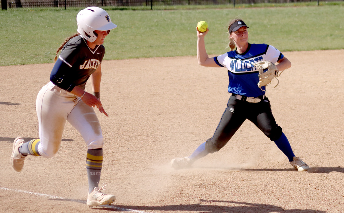 Softball Suffers Doubleheader Sweep at Home to Graceland