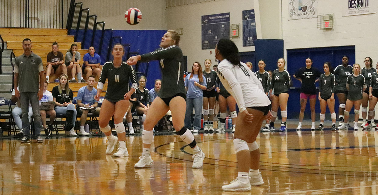 Women's Volleyball Can't Find Winning Formula against Grand View